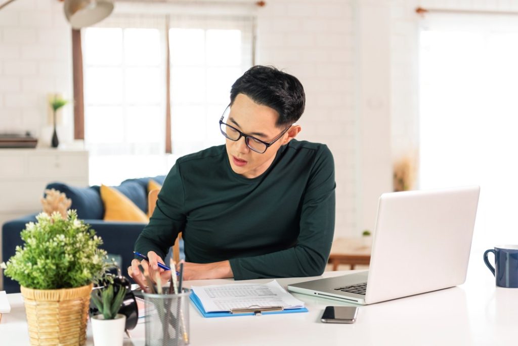 網站照片尺寸 24 一位穿著綠色衣服的男子,坐在辦公室裡,思考著職場應對技巧