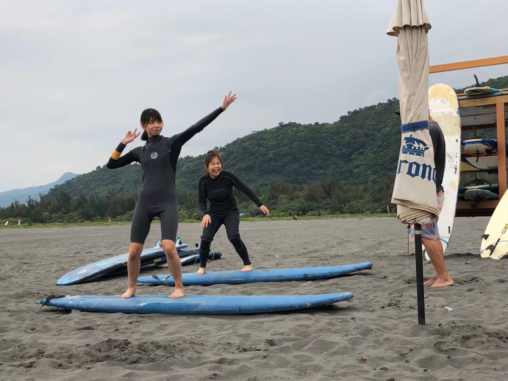 能在衝浪板站起來就只有平地上了，海上直接被滅頂