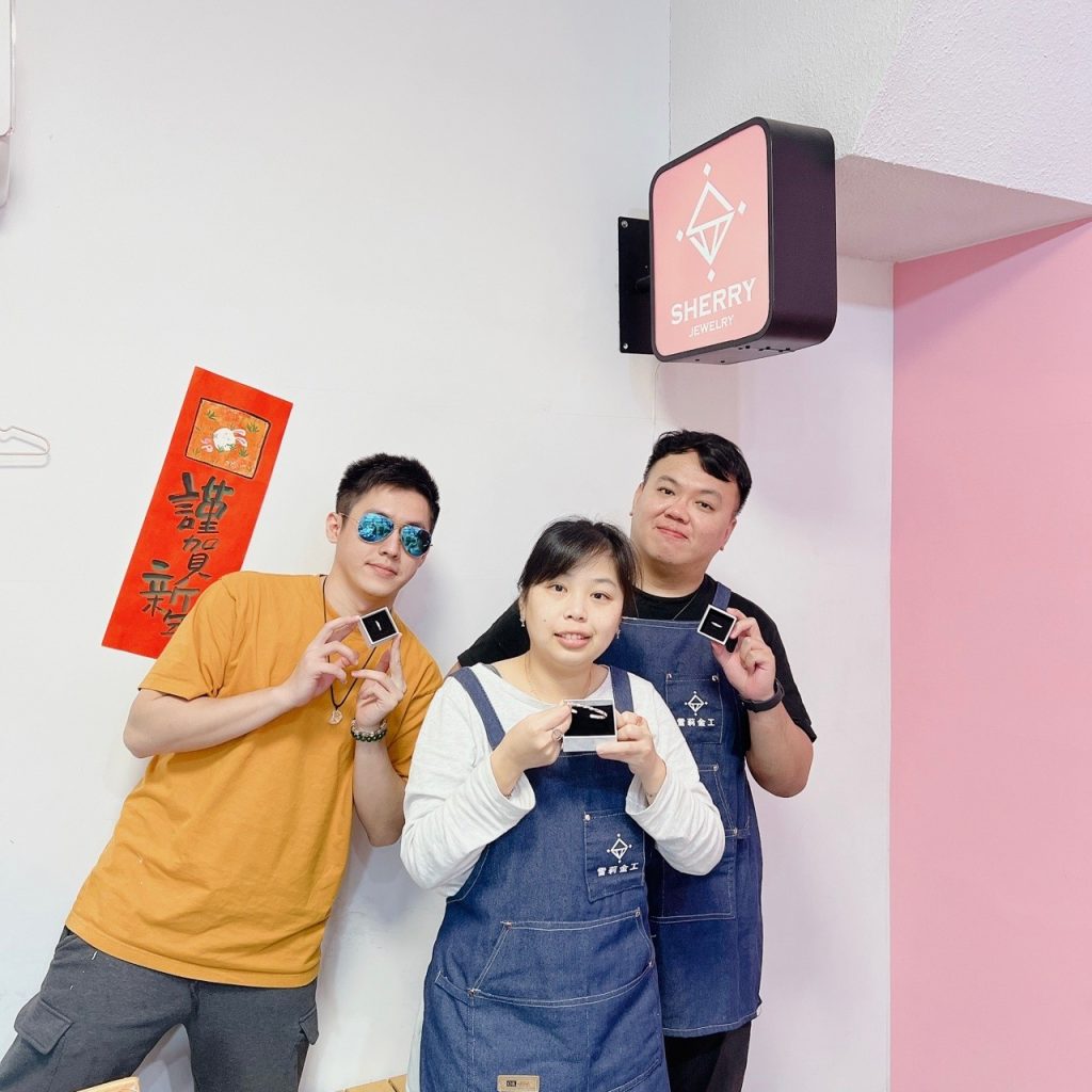 雪莉金工提供圍裙，讓我們不擔心弄髒衣服