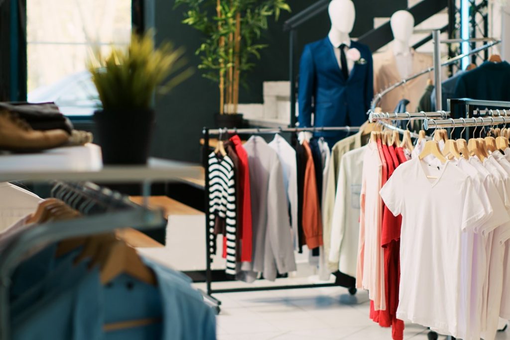 一間服飾店內擺放各種風格衣物